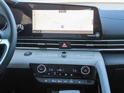 New 2025 Hyundai Elantra Limited image 17