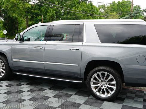 Used 2019 Cadillac Escalade ESV Luxury AWD/4WD image 18