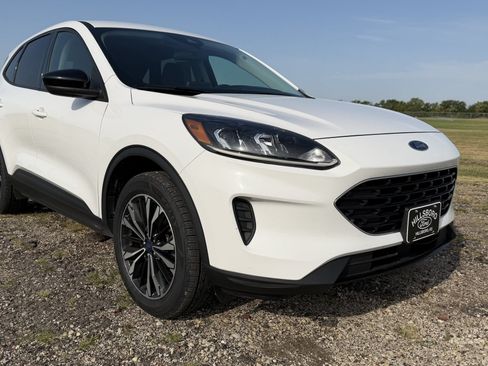 Used 2022 Ford Escape SE w/ SE Sport Appearance Package AWD/4WD image 1
