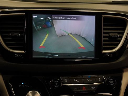 Certified 2024 Chrysler Pacifica Touring-L FWD image 36