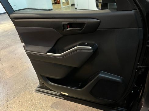 Used 2025 Toyota Highlander LE FWD image 18