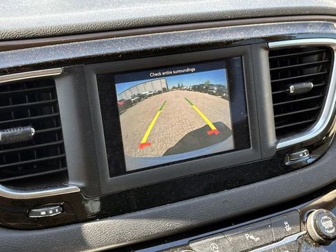 Used 2018 Chrysler Pacifica Touring-L FWD image 22