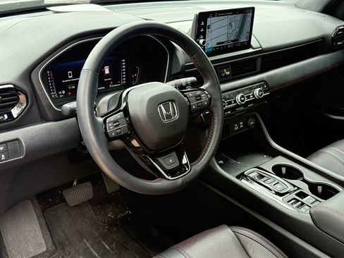 Certified 2025 Honda Pilot Black Edition image 9