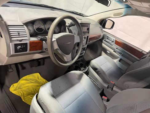 Used 2009 Chrysler Town & Country Touring w/ Flexible Seating Group image 22