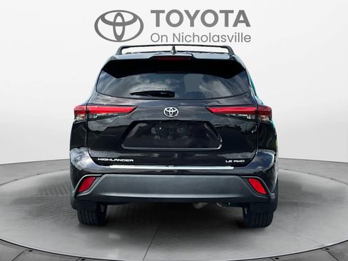 Used 2020 Toyota Highlander LE AWD/4WD image 4
