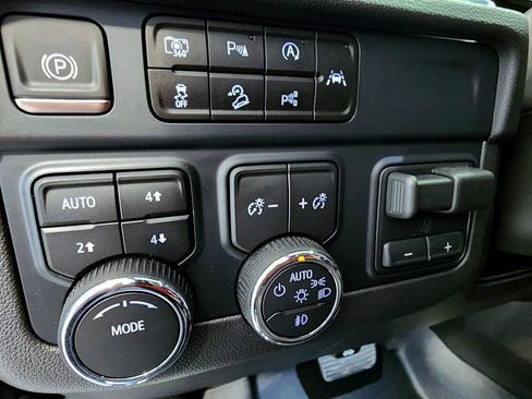 Used 2025 Chevrolet Suburban Premier AWD/4WD image 27