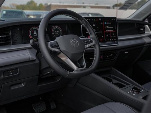 New 2025 Volkswagen Tiguan SE image 8