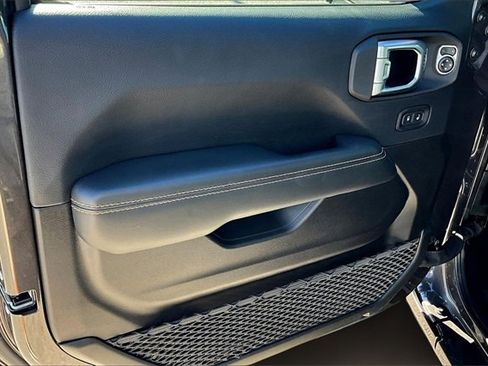 Used 2025 Jeep Wrangler Sahara image 14