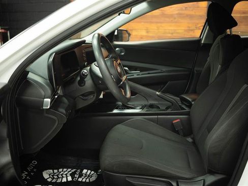 Used 2025 Hyundai Elantra SE FWD image 8