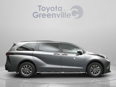 Used 2026 Toyota Sienna XLE FWD image 17