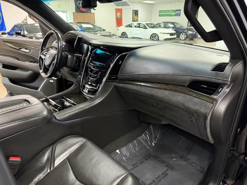 Used 2018 Cadillac Escalade Platinum RWD image 25