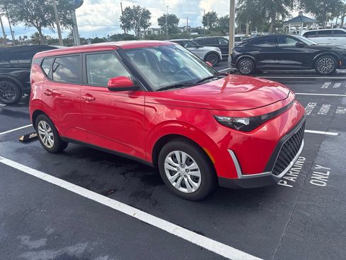 Used 2025 Kia Soul LX FWD image 2