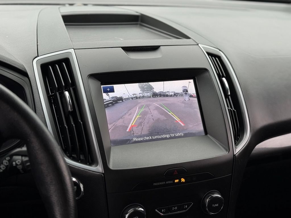 Used 2020 Ford Edge SE w/ Cargo Accessory Package FWD image 3