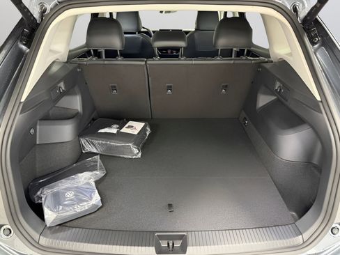 New 2025 Volkswagen Tiguan SE image 9