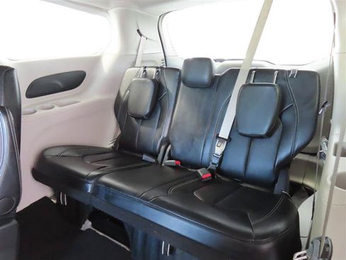 Used 2024 Chrysler Pacifica Touring-L FWD image 30