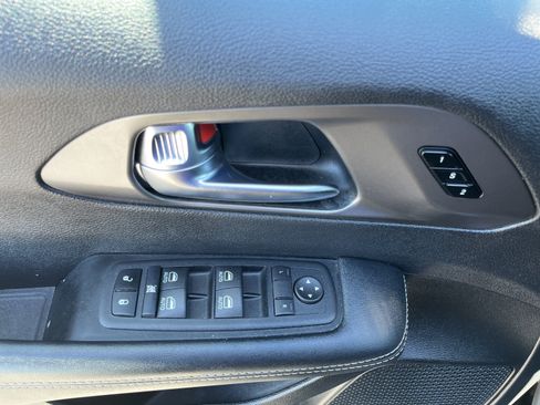 Used 2025 Chrysler Pacifica Select FWD image 25