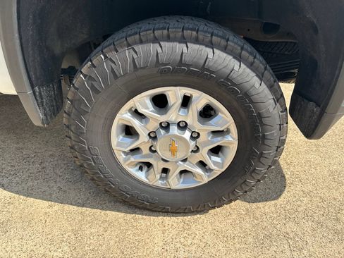 Used 2024 Chevrolet Silverado 2500 LT AWD/4WD image 4