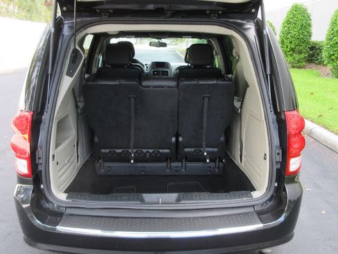 Used 2017 Dodge Grand Caravan SXT FWD image 17