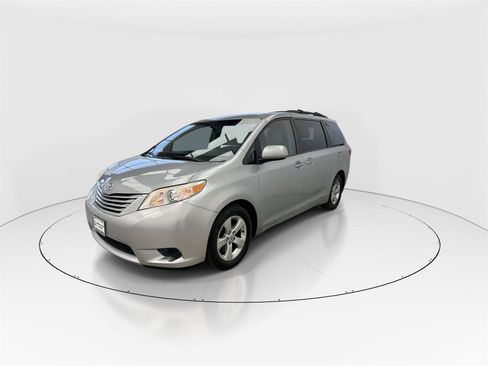 Used 2015 Toyota Sienna LE image 4
