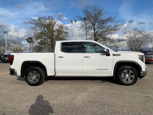 Used 2025 GMC Sierra 1500 SLT image 2