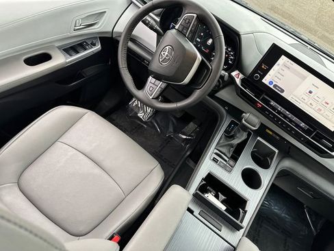 Used 2025 Toyota Sienna XLE image 19