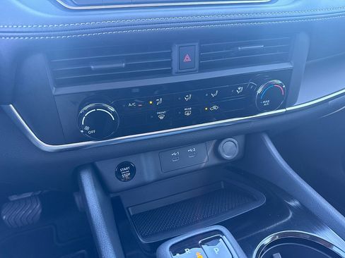 Used 2025 Nissan Rogue S image 13