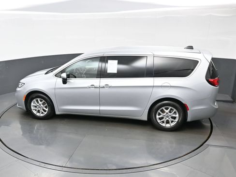 Used 2023 Chrysler Pacifica Touring-L FWD image 38