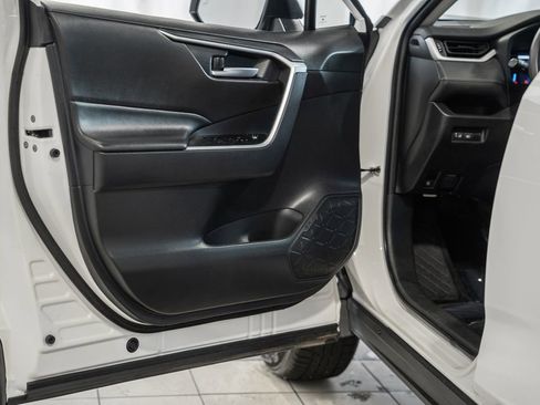 Used 2025 Toyota RAV4 XLE image 37