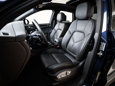 Certified 2025 Porsche Macan AWD/4WD image 5