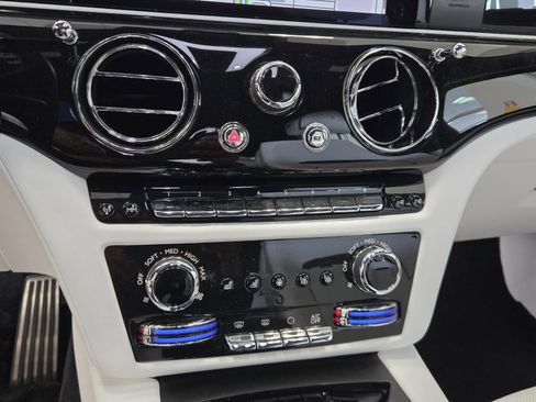 Used 2024 Rolls-Royce Ghost image 12
