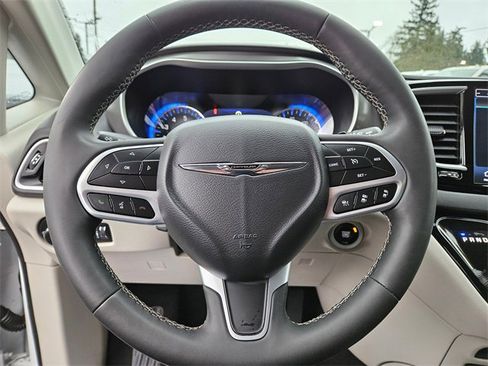 Used 2024 Chrysler Pacifica Touring-L image 19