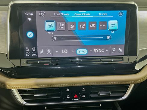 Used 2025 Volkswagen Atlas Cross Sport SE FWD image 24
