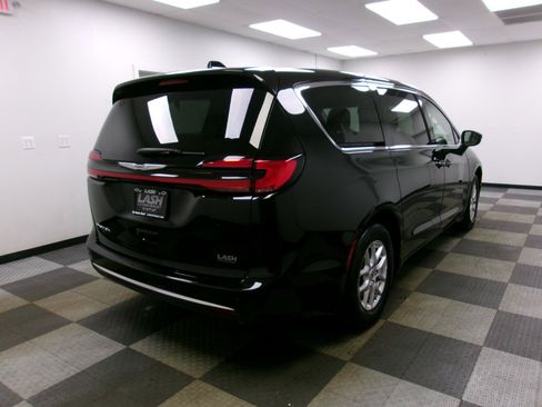 Used 2024 Chrysler Pacifica Touring-L FWD image 16