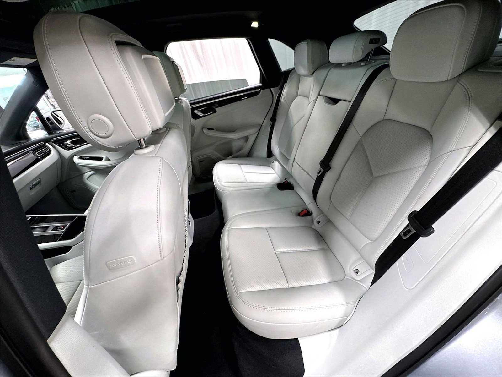 Used 2026 Porsche Macan AWD/4WD image 31