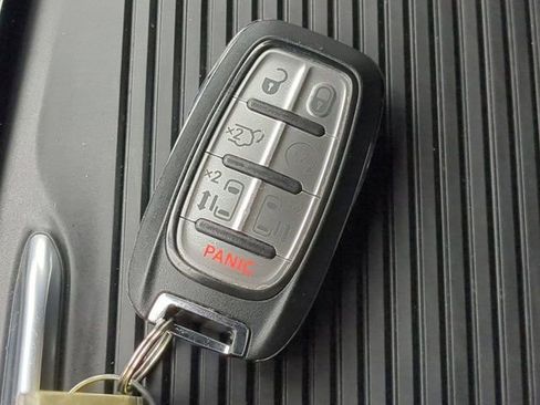 Used 2025 Chrysler Pacifica Limited image 30