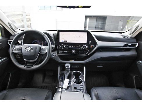 Used 2023 Toyota Highlander Limited FWD image 7