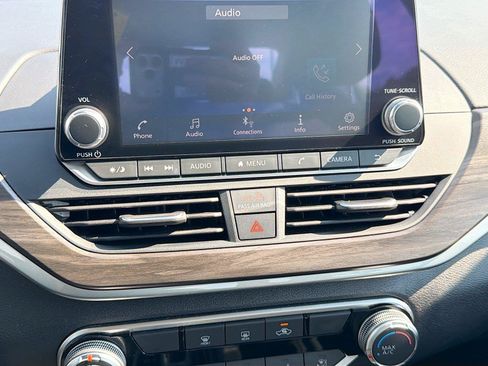 Used 2025 Nissan Altima 2.5 SV FWD image 25