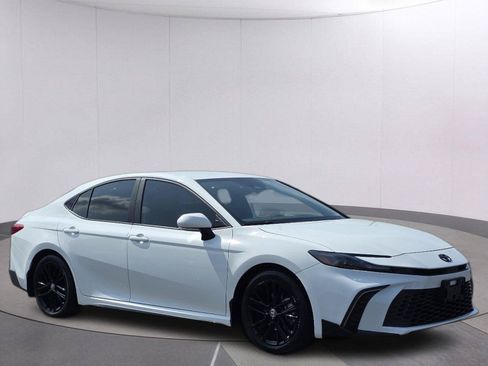 Used 2025 Toyota Camry SE w/ Convenience Package FWD image 3