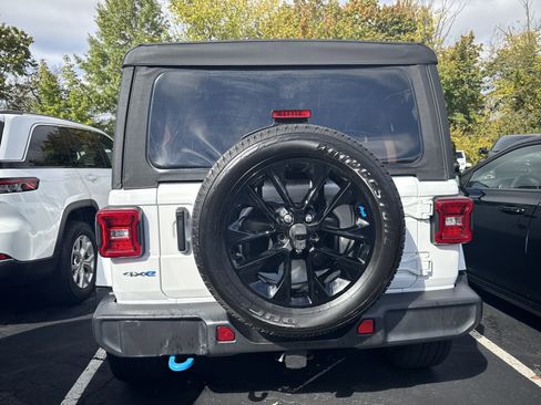 Used 2022 Jeep Wrangler Unlimited Sahara w/ Cold Weather Group image 6