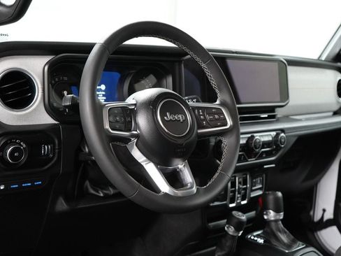 Used 2025 Jeep Wrangler Unlimited Sahara AWD/4WD image 20