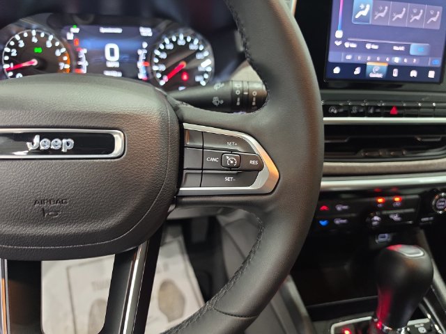 Used 2025 Jeep Compass Latitude AWD/4WD image 19