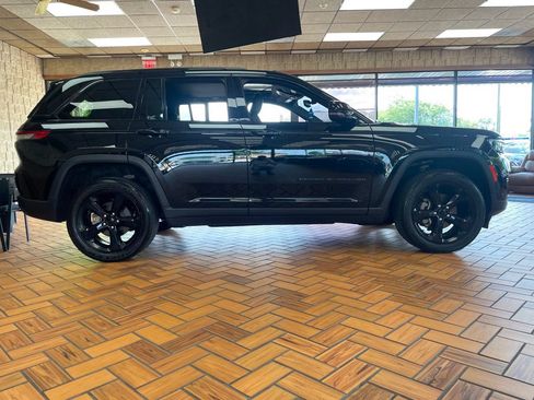 Used 2023 Jeep Grand Cherokee Altitude AWD/4WD image 6