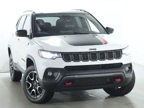 Used 2025 Jeep Compass Trailhawk AWD/4WD image 2