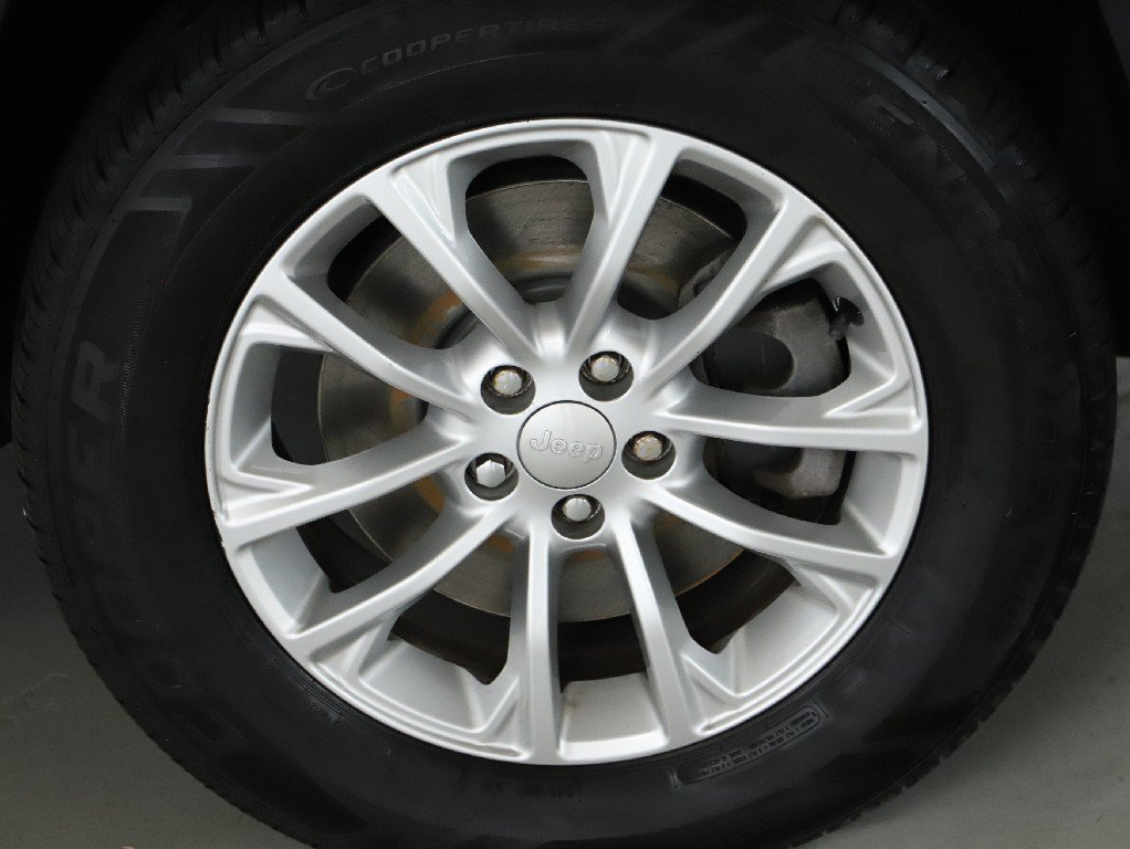 Used 2019 Jeep Cherokee Latitude w/ Popular Appearance Group AWD/4WD image 10