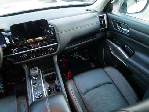 Used 2023 Nissan Pathfinder Platinum image 11