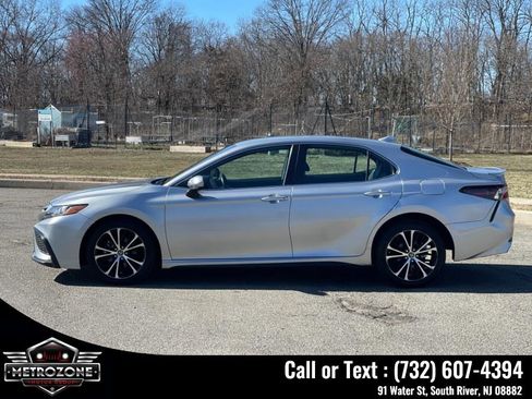 Used 2021 Toyota Camry SE FWD image 3