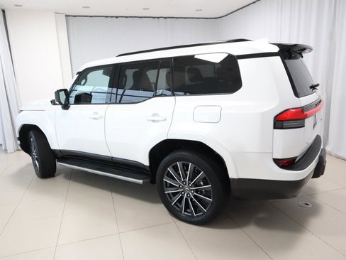 Used 2024 Lexus GX 550 image 3