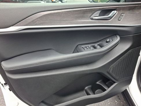 New 2025 Jeep Grand Cherokee Limited image 12