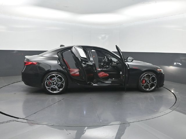 Used 2023 Alfa Romeo Giulia Veloce RWD image 36