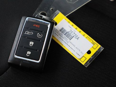 Used 2023 Jeep Grand Cherokee Laredo w/ Luxury Tech Group I RWD image 33
